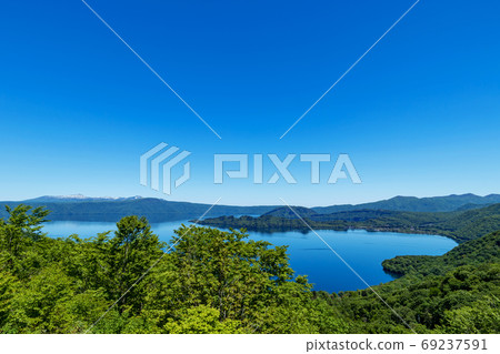 [Lake Towada, Aomori Prefecture] Lake Towada in summer: Lake Towada seen from Shimeitei Observatory is heart-shaped 69237591
