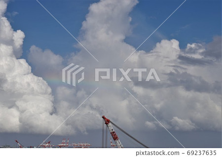 東京灣積雨雲上空的彩虹 69237635