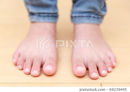 赤腳5歲的女孩 69239495