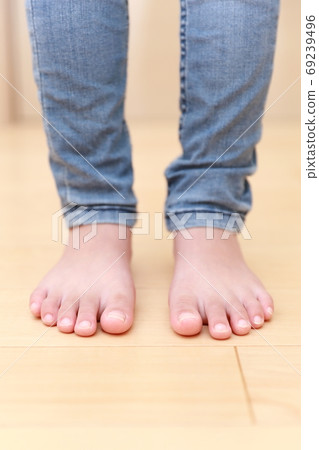 赤腳5歲的女孩 赤腳5歲的女孩 69239496