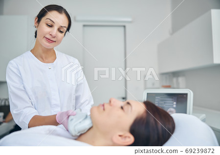 Doctor looking at her patient during a cosmetic procedure 69239872