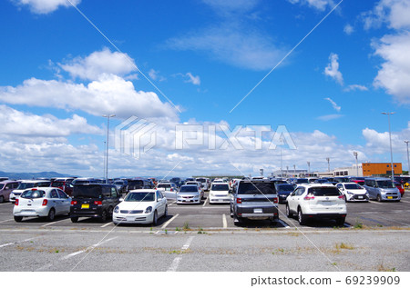藍天，白雲和米子北太郎機場停車場風景鳥取縣境港市（晴天） 69239909