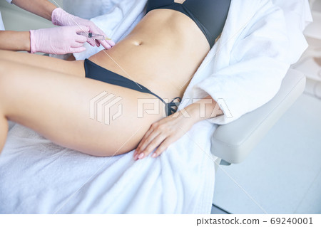 Doctor administering an anesthetic to a patient 69240001