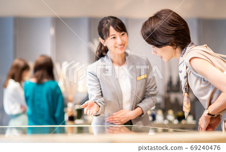 年輕店員與一位女士購物為顧客服務 拍攝合作：g GIFT AND LIFE STYLE 69240476
