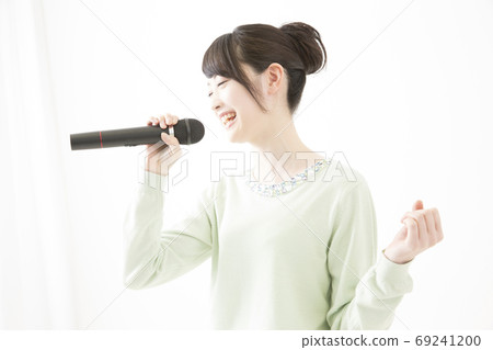 Woman singing a song 69241200