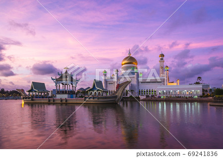 Omar Ali Saifuddien Mosque in Bandar Seri Begawan, brunei Omar Ali Saifuddien Mosque in Bandar Seri Begawan, brunei 69241836