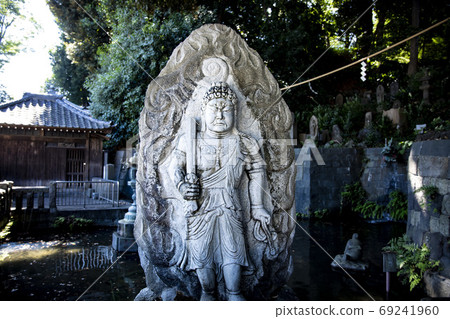 目黑不動生的Takisenji寺中的Fudo Myo雕像[神社的圖像] 69241960