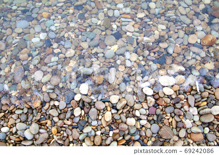 Cobblestone beach 69242086