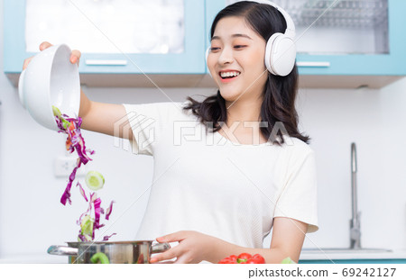 Woman cooking 69242127