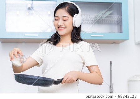 Woman cooking 69242128