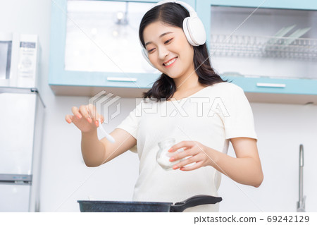 Woman cooking Woman cooking 69242129