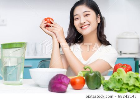 Woman eat clean Woman eat clean 69242145