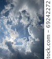 陽光穿過雲層 69242272