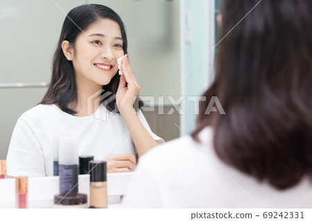 Woman make up Woman make up 69242331