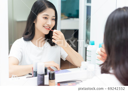 Woman make up Woman make up 69242332