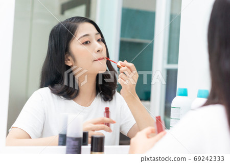 Woman make up Woman make up 69242333
