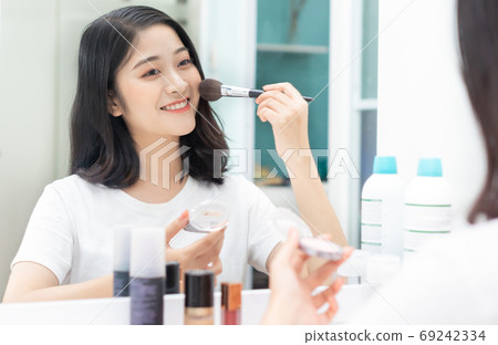 Woman make up Woman make up 69242334