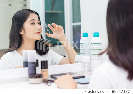 Woman make up 69242337