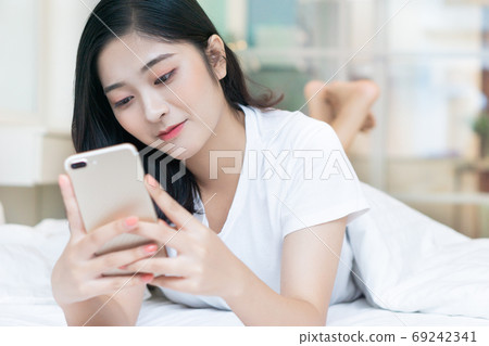 Woman on bed 69242341