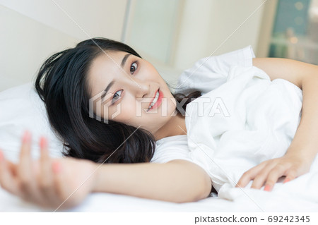 Woman on bed 69242345