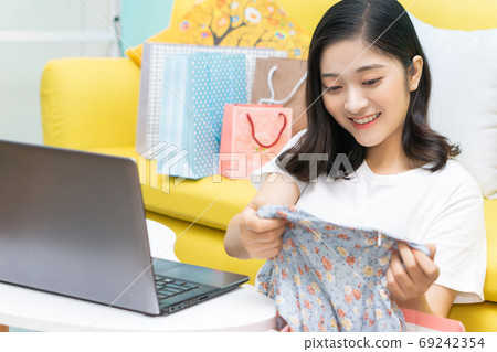 Woman shopping 69242354