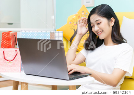 Woman shopping 69242364