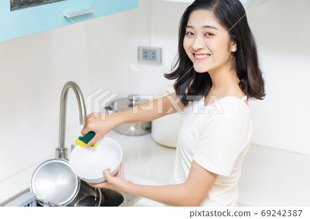 Woman housecleaning 69242387