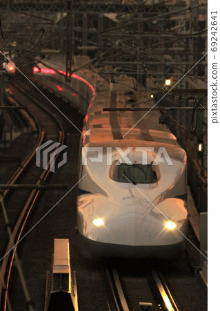 東海道新幹線N700A在黃昏時閃耀 東海道新幹線N700A在黃昏時閃耀 69242641