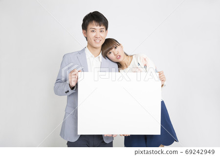 男性和女性與留言板 男性和女性與留言板 69242949