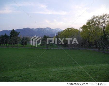 從北海道札幌市的稻泉公園看到的Teineyama(傍晚) 從北海道札幌市的稻泉公園看到的Teineyama(傍晚) 69243592