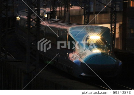 E5系列新幹線Hay鳥在夕陽下閃耀 E5系列新幹線Hay鳥在夕陽下閃耀 69243878