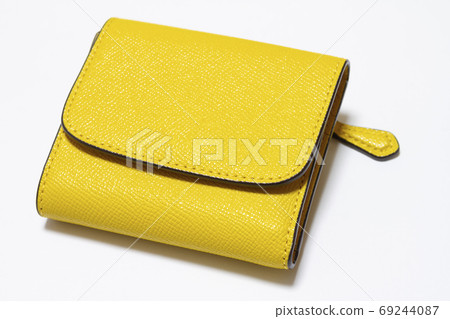運氣好的黃色錢包[白色背景] 69244087