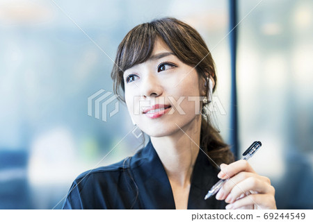 遠程辦公的女商人 遠程辦公的女商人 69244549