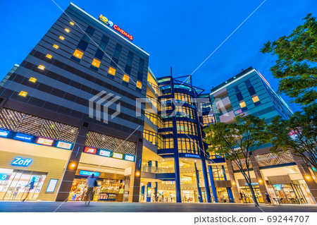 在中心南站前眺望Kohoku TOKYO S.C.（S.C.）的日本橫濱城市景觀（夜景） 69244707