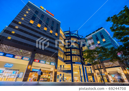 在中心南站前眺望Kohoku TOKYO S.C.(S.C.)的日本橫濱城市景觀(夜景) 在中心南站前眺望Kohoku TOKYO S.C.(S.C.)的日本橫濱城市景觀(夜景) 69244708