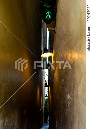 The architecture of the strago city of Prague. The narrowest street in Europe. The passage between buildings for one person, regulated by traffic lights 69245083