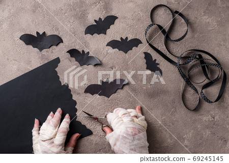 Mummy makes bats out of paper Mummy makes bats out of paper 69245145
