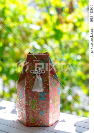 The remains of a dog, a funeral urn, a bone 69248363