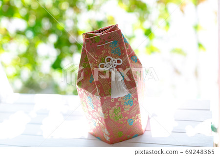 The remains of a dog, a funeral urn, a bone 69248365