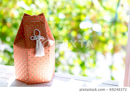 The remains of a dog, a funeral urn, a bone 69248372