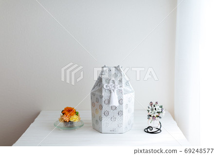 The remains of a dog, a funeral urn, a bone 69248577