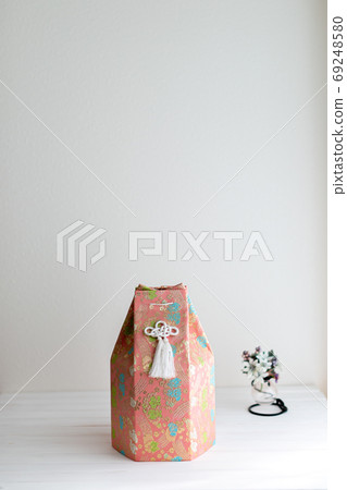 The remains of a dog, a funeral urn, a bone 69248580