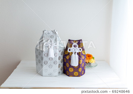 The remains of a dog, a funeral urn, a bone The remains of a dog, a funeral urn, a bone 69248646