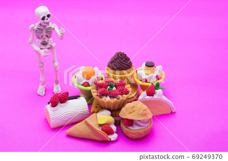 Skeleton and bakery, enjoy eating until death Skeleton and bakery, enjoy eating until death 69249370