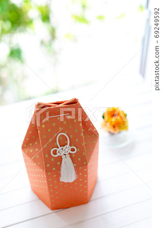 The remains of a dog, a funeral urn 69249592