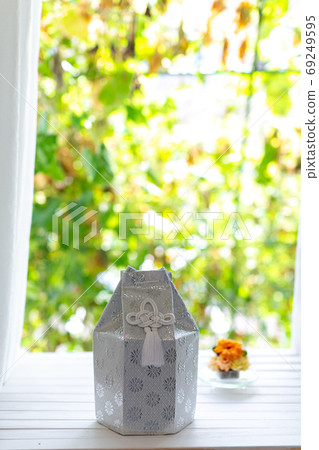 The remains of a dog, a funeral urn 69249595