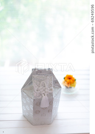 The remains of a dog, a funeral urn 69249596