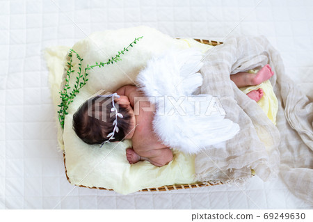 Newborn Photo 69249630