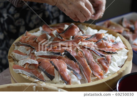 Making salmon rice sushi 69250030