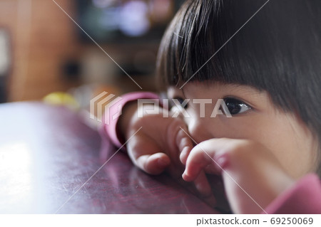 Kid looking Kid looking 69250069